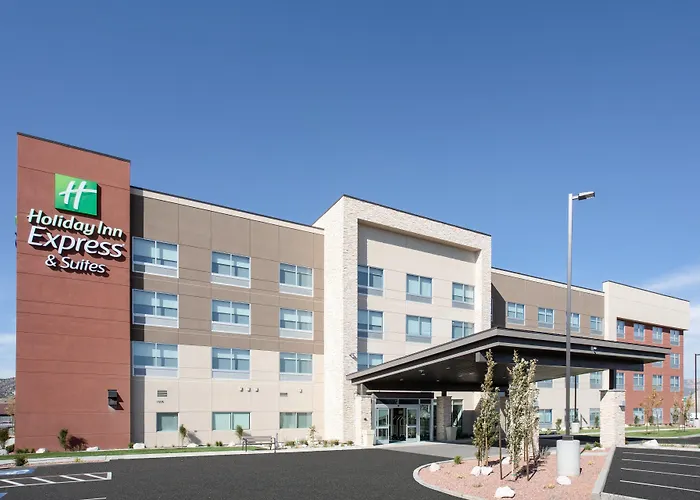 Hotel with Tennis: Holiday Inn Express & Suites - Ely By Ihg